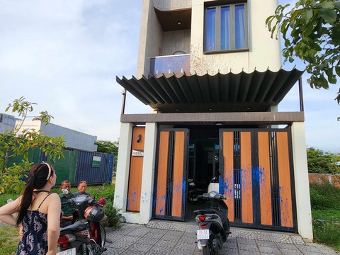 Ngôi nhà vợ chồng trẻ bị tạt sơn cách đây 1 tuần, tiếp tục bị tạt sơn khiến cả nhà lo lắng- Ảnh 3. Sau hai lần bị tạt sơn, mặt tiền căn nhà dính đầy vết sơn loang lổ - Ảnh: TRẦN MAI