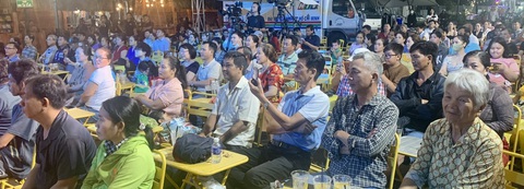 Đông đảo khán giả theo dõi chương trình Âm vang phù sa ở Hội quán Ngôi sao miệt vườn - Ảnh: HOÀI PHƯƠNG Đông đảo khán giả theo dõi chương trình Âm vang phù sa ở Hội quán Ngôi sao miệt vườn - Ảnh: HOÀI PHƯƠNG