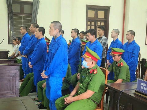 Bắn súng vào tiệc sinh nhật gây chết người, nhận 4 án tù chung thân- Ảnh 1. Nhóm bị cáo bắn súng vào tiệc sinh nhật của đối thủ đang nghe tòa tuyên án - Ảnh: SƠN LÂM