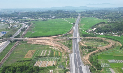 Nút giao cao tốc Đà Nẵng - Quảng Ngãi nối Khu kinh tế Dung Quất 6 năm dang dở- Ảnh 1. Nút giao kết nối cao tốc Đà Nẵng - Quảng Ngãi với Khu kinh tế Dung Quất dang dở dù những phần việc quan trọng đã xong - Ảnh: TRẦN MAI