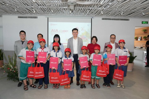 AIA Việt Nam hưởng ứng Tháng hành động vì trẻ em 2024- Ảnh 3. Đại diện AIA Việt Nam trao tặng quà và học bổng cho các em học sinh tại TP.HCM
