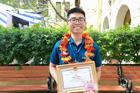 Ngôi trường quốc tế tiếp tục gặt hái nhiều thành tích học sinh giỏi- Ảnh 1. Nhật Khoa nhận giấy khen và kỷ niệm chương với danh hiệu
