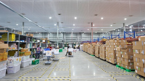 Ba lưu ý cho dược sĩ khi mở nhà thuốc mới- Ảnh 2. Buymed hiện đang vận hành các hệ thống kho bãi đạt chuẩn GPP, để bảo đảm thuốc và dược phẩm tới tay dược sĩ luôn được bảo quản ở trạng thái tốt nhất - Ảnh: Buymed