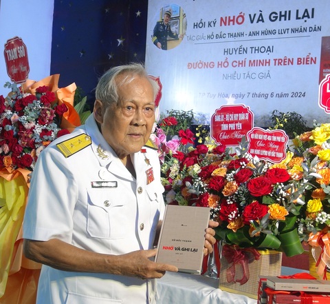 Anh hùng lực lượng vũ trang nhân dân, nguyên thuyền trưởng tàu Không số Hồ Đắc Thạnh trong buổi ra mắt cuốn hồi ký Anh hùng Lực lượng vũ trang nhân dân, nguyên thuyền trưởng tàu Không số Hồ Đắc Thạnh trong buổi ra mắt cuốn hồi ký