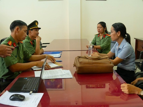 Bắt trưởng phòng và chuyên viên Văn phòng đăng ký đất đai tỉnh Hậu Giang- Ảnh 1. Trương Thị Út tại cơ quan công an - Ảnh: HUY PHÁCH