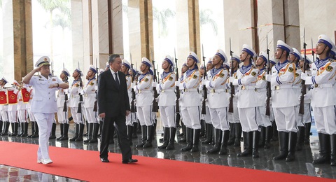 Chủ tịch nước Tô Lâm thăm Quân chủng Hải quân- Ảnh 3. Chủ tịch nước Tô Lâm duyệt đội danh dự - Ảnh: HẢI HÀ