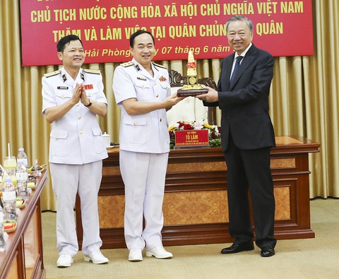 Chủ tịch nước Tô Lâm thăm Quân chủng Hải quân- Ảnh 5. Chủ tịch nước Tô Lâm ghi nhận, biểu dương những thành tích, chiến công xuất sắc mà Quân chủng Hải quân đã đạt được trong thời gian qua - Ảnh: HẢI HÀ