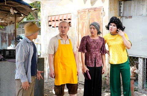Bé Chị (Duy Khương áo vàng) ồn ào, nhốn nháo cùng mẹ (Hữu Đằng) “lật tung” cả một góc chợ vì tranh cãi, rượt đuổi nhau Bé Chị (Duy Khương, áo vàng) ồn ào, nhốn nháo cùng mẹ (Hữu Đằng) “lật tung” cả một góc chợ vì tranh cãi, rượt đuổi nhau