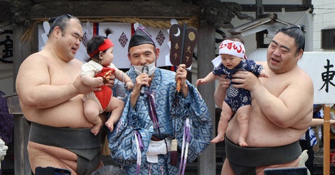 Sumo thi... khóc- Ảnh 1. Có 200 em bé đã tham gia lễ hội thi khóc năm nay - Ảnh: MAINICHI