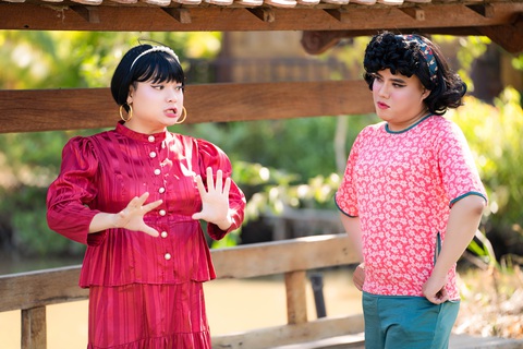 Bé Em (Lê Nhân áo đỏ) lại xuất hiện với điệu bộ đỏng đảnh khi đến mua thịt ở sạp chợ của anh Hồng. Bé Em (Lê Nhân, áo đỏ) lại xuất hiện với điệu bộ đỏng đảnh khi đến mua thịt ở sạp chợ của anh Hồng.