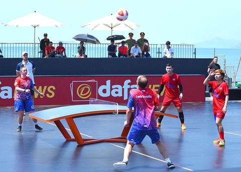 Thú vị với teqball- Ảnh 2. VĐV tham gia tranh tài tại Giải Teqball thế giới 2024 đang diễn ra tại Quy Nhơn - Ảnh: LÂM THIÊN