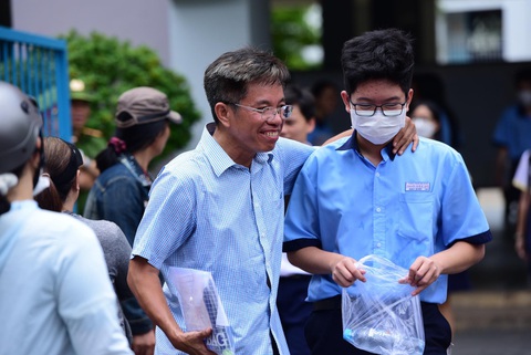 Đề môn toán kỳ thi lớp 10 TP.HCM: Nhiều thí sinh than khó- Ảnh 10. Xong kỳ thi lớp 10, mình về nghỉ ngơi thôi! - Ảnh: DUYÊN PHAN