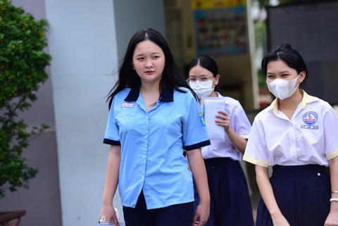 Em Hoàng Yến kết thúc môn Toán với tâm trạng lo lắng - Ảnh: DUYÊN PHAN Em Hoàng Yến rời trường sau khi kết thúc giờ làm bài môn toán. Em chia sẻ đề thi dài, khó - Ảnh: DUYÊN PHAN