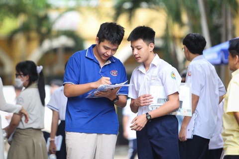 Thí sinh ở điểm thi THPT Trưng Vương (quận 1) trao đổi về đề thi toán - Ảnh: PHƯƠNG QUYÊN Thí sinh ở điểm thi THPT Trưng Vương (quận 1) trao đổi về đề thi toán - Ảnh: PHƯƠNG QUYÊN