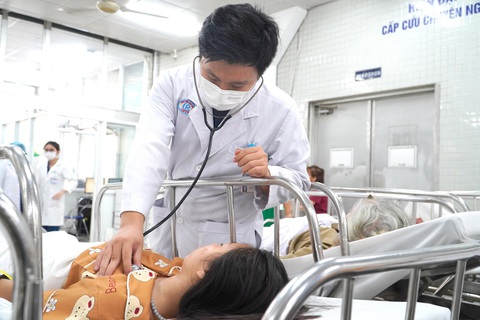 Thí sinh đi thi lớp 10 bằng xe cấp cứu không thể tiếp tục thi, phải nhập viện- Ảnh 2. Yến Nhi đang được theo dõi, điều trị tại Bệnh viện Chợ Rẫy - Ảnh: Bệnh viện cung cấp