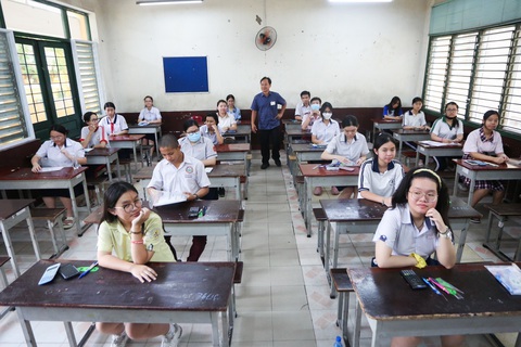 Đề môn toán kỳ thi lớp 10 TP.HCM: Nhiều thí sinh than khó- Ảnh 12. Thí sinh trước giờ thi lớp 10 môn toán sáng 7-6 - Ảnh: PHƯƠNG QUYÊN