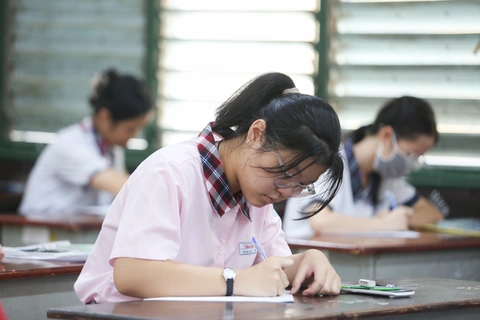 Đề môn toán kỳ thi lớp 10 TP.HCM: Nhiều thí sinh than khó- Ảnh 13. Thí sinh dự thi lớp 10 môn toán sáng 7-6 - Ảnh: PHƯƠNG QUYÊN