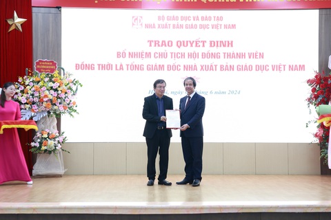 Tân tổng giám đốc Nhà xuất bản Giáo Dục bày tỏ tâm trạng trĩu nặng âu lo khi nhận chức vụ mới- Ảnh 1. Ông Nguyễn Tiến Thanh (trái) nhận quyết định bổ nhiệm chức tổng giám đốc, chủ tịch hội đồng thành viên Nhà xuất bản Giáo Dục Việt Nam, do Bộ trưởng Bộ Giáo dục và Đào tạo Nguyễn Kim Sơn trao - Ảnh: NXBGDVN