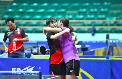 Thất bại ở nội dung sở trường, nhà vô địch SEA Games 32 giành ngôi vô địch đôi nam, đôi nữ- Ảnh 4. Dù không giành được HCV đôi nam nữ nhưng nhà vô địch SEA Games 32 Trần Mai Ngọc (bìa trái) cùng Nguyễn Thị Nga đã vô địch đôi nữ - Ảnh: BTC