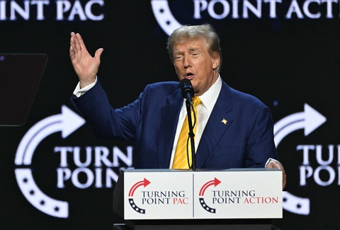 Ông Trump dọa đánh thuế nặng Trung Quốc và các nước không ngăn dân đi lậu vào Mỹ- Ảnh 1. Ông Trump tại cuộc vận động tranh cử ở bang Arizona ngày 6-6 - Ảnh: AFP