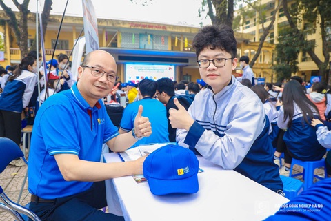Trường Đại học Công nghiệp Hà Nội tuyển sinh đại học chính quy năm 2024- Ảnh 5. Thầy cô Trường Đại học Công nghiệp Hà Nội giải đáp thắc mắc của các em học sinh trong đợt tư vấn tuyển sinh