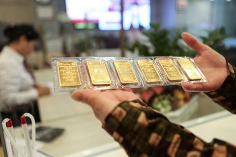 Giá vàng giảm sốc sau tin Trung Quốc ngừng mua vàng- Ảnh 2. Với diễn biến hiện nay, Ngân hàng Nhà nước có thêm dư địa để giảm thêm giá vàng miếng - Ảnh: PHƯƠNG QUYÊN