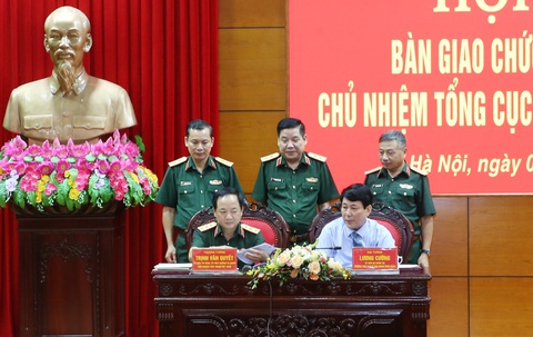 Đại tướng Lương Cường và Thượng tướng Trịnh Văn Quyết ký biên bản bàn giao - Ảnh: TTXVN Đại tướng Lương Cường và Thượng tướng Trịnh Văn Quyết ký biên bản bàn giao - Ảnh: TTXVN