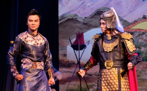 Nghệ sĩ Võ Minh Lâm (vai hoàng tử Chiêu Văn) và Lâm Minh Nghiêm (vai Quách Quỳ) trong vở Sấm vang dòng Như Nguyệt - Ảnh: LINH ĐOAN Nghệ sĩ Võ Minh Lâm (vai hoàng tử Chiêu Văn) và Lâm Minh Nghiêm (vai Quách Quỳ) trong vở Sấm vang dòng Như Nguyệt - Ảnh: LINH ĐOAN