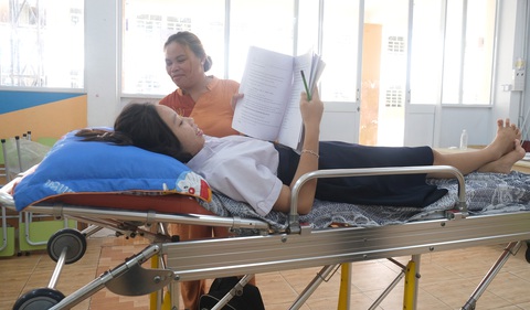 Bà Trang chăm sóc giúp con gái thoải mái hơn để tiếp tục thi môn sau - Ảnh: NGỌC PHƯỢNG Bà Trang chăm sóc Yến Nhi, giúp con gái thoải mái hơn để tiếp tục thi môn sau - Ảnh: NGỌC PHƯỢNG