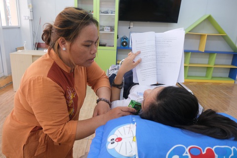 Bà Trang chăm sóc con gái Yến Nhi sau môn thi ngữ văn - Ảnh: NGỌC PHƯỢNG Bà Trang chăm sóc con gái Yến Nhi sau môn thi ngữ văn - Ảnh: NGỌC PHƯỢNG