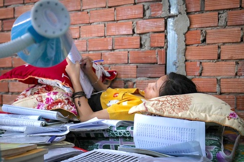 Yến Nhi ôn tập tại nhà tập trung cho kỳ thi vào lớp 10 - Ảnh: TẠ L M Yến Nhi ôn tập tại nhà tập trung cho kỳ thi vào lớp 10 - Ảnh: TẠ L M