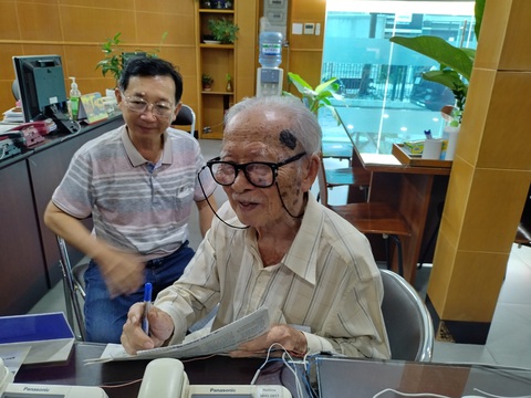 Danh sách đóng góp của các nhà hảo tâm tháng 3-2024- Ảnh 1. Cụ ông Huỳnh Văn Ngãi (quận Bình Tân, TP.HCM) đến tòa soạn báo Tuổi Trẻ ủng hộ số tiền 10 triệu đồng cho các hoạt động thiện nguyện của báo - Ảnh: CÔNG DŨNG