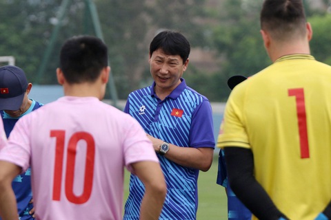Đội tuyển Việt Nam gạch tên 4 cầu thủ trước khi đi Iraq- Ảnh 3. HLV Kim Sang Sik trò chuyện động viên nhóm cầu thủ dự bị ở trận gặp Philippines - Ảnh: VFF