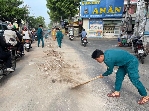 Xà bần đổ đầy đường, dân phải dùng bao cát cảnh báo xe cộ- Ảnh 4. Cùng ngày, đống xà bần rải rác trên tuyến đường đã được thu dọn xong - Ảnh: CTV
