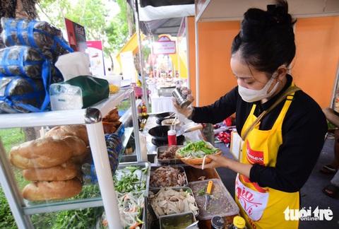 Đồ ăn Việt Nam hay Thái Lan ngon hơn?- Ảnh 5. Nhiều người nước ngoài mê bánh mì Việt Nam - Ảnh: QUANG ĐỊNH