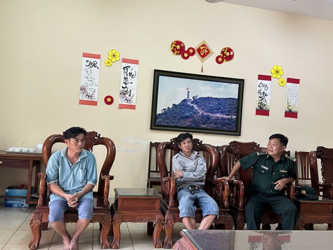 Lật thuyền máy trên sông Đồng Nai do mưa dông, một người mất tích- Ảnh 2. Hai người trong vụ lật thuyền máy trên sông Đồng Nai được cứu - Ảnh: Cơ quan chức năng cung cấp