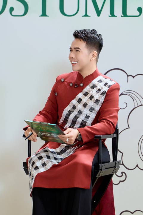 NTK Minh Châu chia sẻ tiêu chí làm trang phục dân tộc Miss Grand Vietnam 2024- Ảnh 2. Nhà thiết kế Minh Châu khi làm HLV cuộc thi Miss Grand Vietnam 2024.