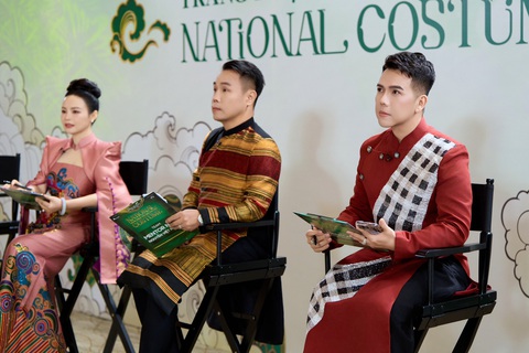 NTK Minh Châu chia sẻ tiêu chí làm trang phục dân tộc Miss Grand Vietnam 2024- Ảnh 5. NTK Minh Châu và NTK Việt Hùng (từ phải qua)