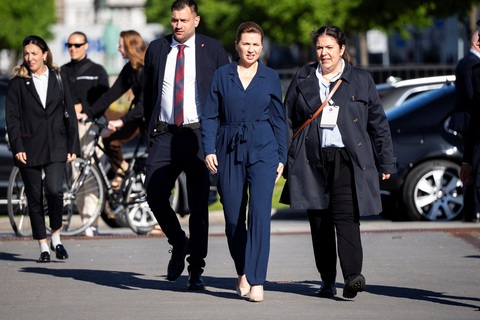 Thủ tướng Đan Mạch Mette Frederiksen bị tấn công trên đường phố ở Copenhagen ngày 7-6 - Ảnh: REUTERS Thủ tướng Đan Mạch Mette Frederiksen bị tấn công trên đường phố ở Copenhagen ngày 7-6 - Ảnh: REUTERS