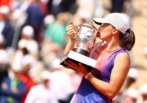 Swiatek lần thứ ba liên tiếp vô địch Roland Garros- Ảnh 1. Iga Swiatek đăng quang chức vô địch Roland Garros 2024 - Ảnh: REUTERS