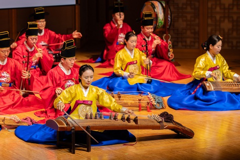 Các nghệ sĩ biểu diễn âm nhạc truyền thống Hàn Quốc - Ảnh: The Korea Herald Các nghệ sĩ biểu diễn âm nhạc truyền thống Hàn Quốc - Ảnh: The Korea Herald