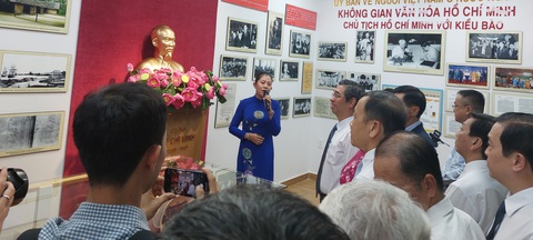 Các đại biểu tham quan Không gian văn hóa Hồ Chí Minh - Điểm hẹn Kiều bào - Ảnh: HOÀNG LÊ Các đại biểu tham quan Không gian văn hóa Hồ Chí Minh - Điểm hẹn kiều bào - Ảnh: HOÀNG LÊ
