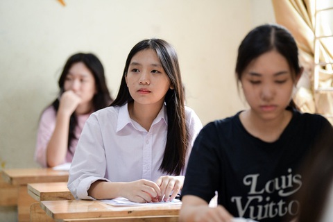 Kỳ thi vào lớp 10: Kỳ vọng và áp lực- Ảnh 1. Thí sinh thi vào lớp 10 nghe phổ biến quy chế thi tại một điểm thi ở Hà Nội - Ảnh: NAM TRẦN