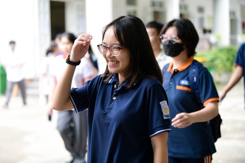 Gợi ý bài giải môn văn thi vào lớp 10 Hà Nội- Ảnh 1. Thí sinh hoàn thành môn văn thi lớp 10 Hà Nội. Đề thi văn được thí sinh đánh giá nhẹ nhàng, thú vị - Ảnh: NAM TRẦN