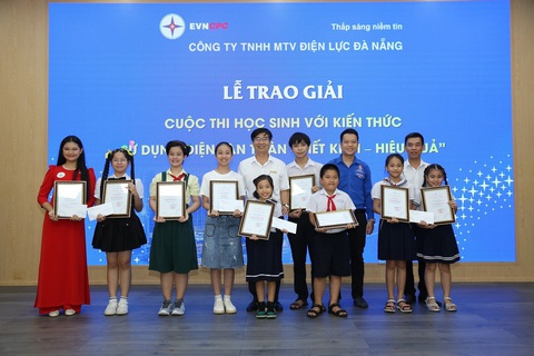 PC Đà Nẵng cùng học sinh tuyên truyền tiết kiệm điện- Ảnh 1. Học sinh các trường tiểu học, THCS trên địa bàn TP Đà Nẵng lên nhận giải - Ảnh: PC Đà Nẵng