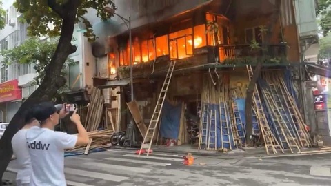 Quán cà phê ở phố cổ Hà Nội bốc cháy ngùn ngụt- Ảnh 1. Hiện trường vụ cháy quán cà phê - Ảnh: Người dân cung cấp