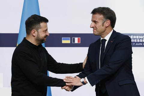 Tổng thống Ukraine Volodymyr Zelensky và Tổng thống Pháp Emmanuel Macron trong họp báo chung tại Điện Elysee ở Paris, Pháp ngày 7-6 - Ảnh: AFP Tổng thống Ukraine Volodymyr Zelensky và Tổng thống Pháp Emmanuel Macron trong họp báo chung tại Điện Elysee ở Paris, Pháp ngày 7-6 - Ảnh: AFP