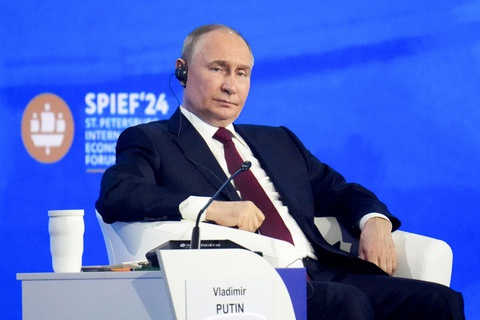 Tổng thống Nga Vladimir Putin nói về vũ khí hạt nhân tại diễn đàn kinh tế ở Saint Petersburg ngày 7-6- Ảnh: AFP Tổng thống Nga Vladimir Putin nói về vũ khí hạt nhân tại diễn đàn kinh tế ở Saint Petersburg ngày 7-6 - Ảnh: AFP