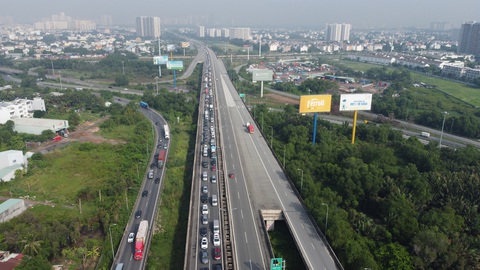 Đóng - mở cao tốc 'bất thình lình', ngoài VOV Giao thông không còn cách nào thông báo?- Ảnh 3. Hàng ngàn xe