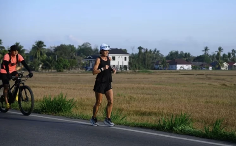 Nữ runner chạy 1.000km từ Thái Lan đến Singapore trong 12 ngày- Ảnh 1. Dù chạy bộ một mình, nữ runner vẫn có sự hỗ trợ của một ê kíp.
